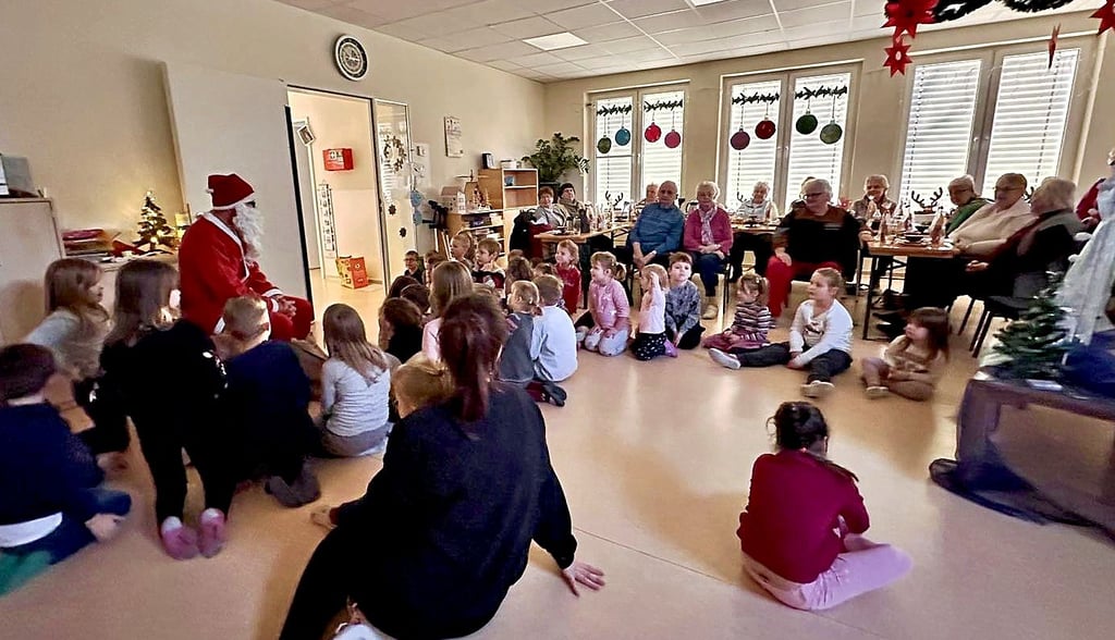 Weihnachtsbesuch der Senioren der DRK-Tagespflege von Elster bei den Kindern der Kindertagesstätte „Marienkäfer“ in Klöden.
