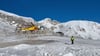 Ein Hubschrauber sucht in den italienischen Abruzzen nach zwei vermissten Bergsteigern im Massiv Gran Sasso. Die Leichen der beiden Männer wurden am Freitag entdeckt.