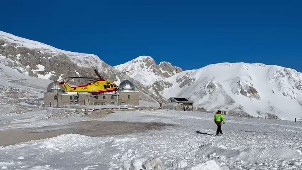 Ein Hubschrauber sucht in den italienischen Abruzzen nach zwei vermissten Bergsteigern im Massiv Gran Sasso. Die Leichen der beiden Männer wurden am Freitag entdeckt.