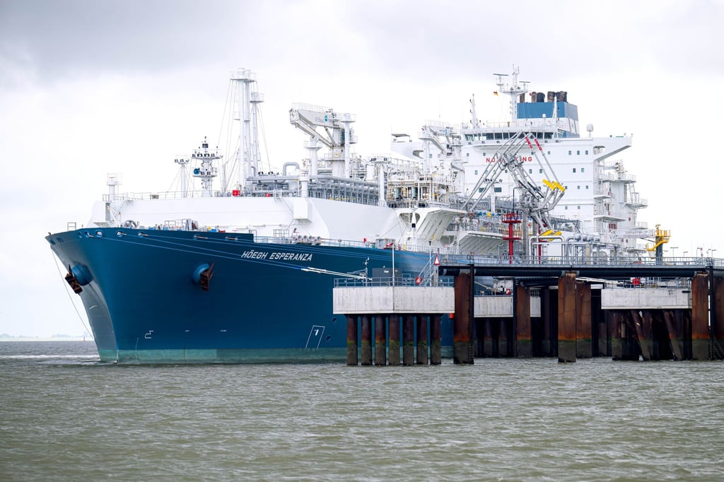 Das LNG-Terminal in Wilhelmshaven soll nun doch nicht im ersten Quartal des neuen Jahres stillstehen. (Archivbild)