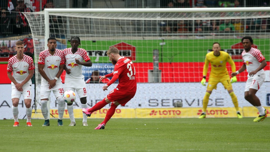 Na-Niklas Beste beim Freistoß für Heidenheim im Spiel gegen RB vergangene Saison.
