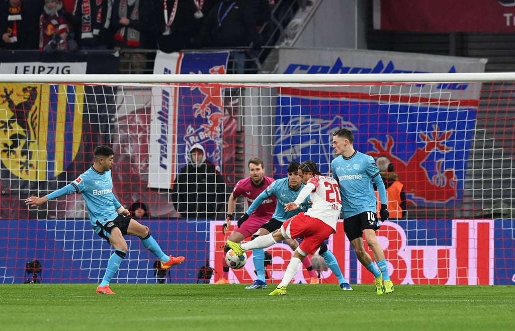 Gegen Bayer Leverkusen lässt Xavi Simons seiner Kreativität freien Lauf.