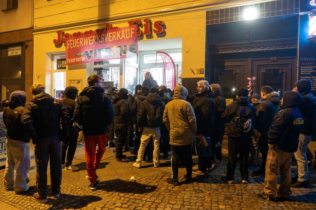 Zum Start des Feuerwerkverkaufs sind erste Käufer bereits in der Nacht unterwegs gewesen.