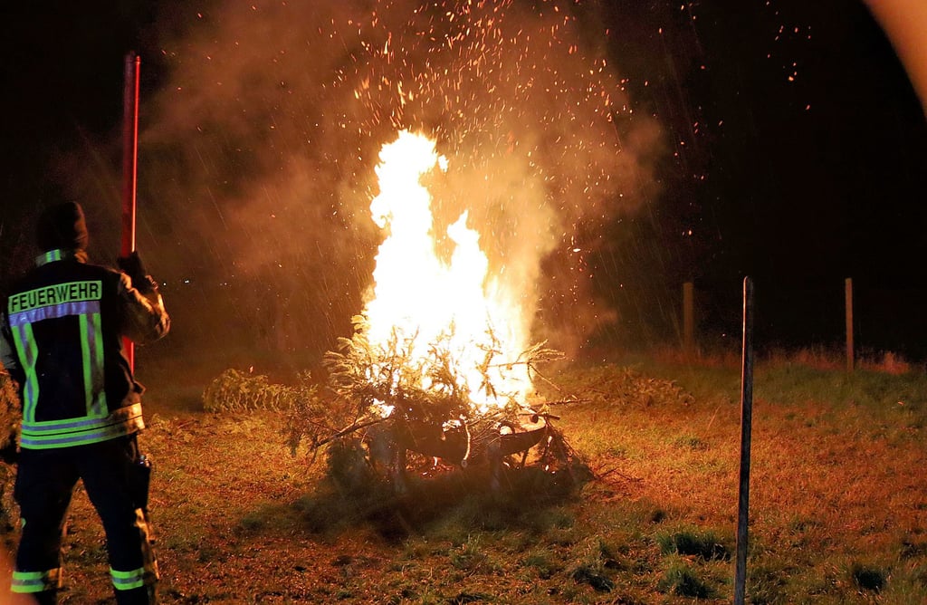 Auch im neuen Jahr werden traditionell wieder die Weihnachtsbäume in der Gemeinde Bördeland verbrannt.