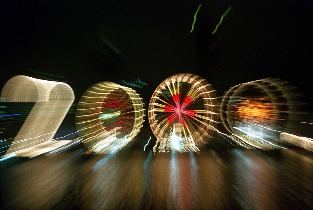25 Jahre alt ist dieses „2000“-Foto: Ein Zoom-Effekt verfremdet eine große „2“ und drei Riesenräder am Mainufer in Frankfurt in der Silvesternacht 1999/2000.
