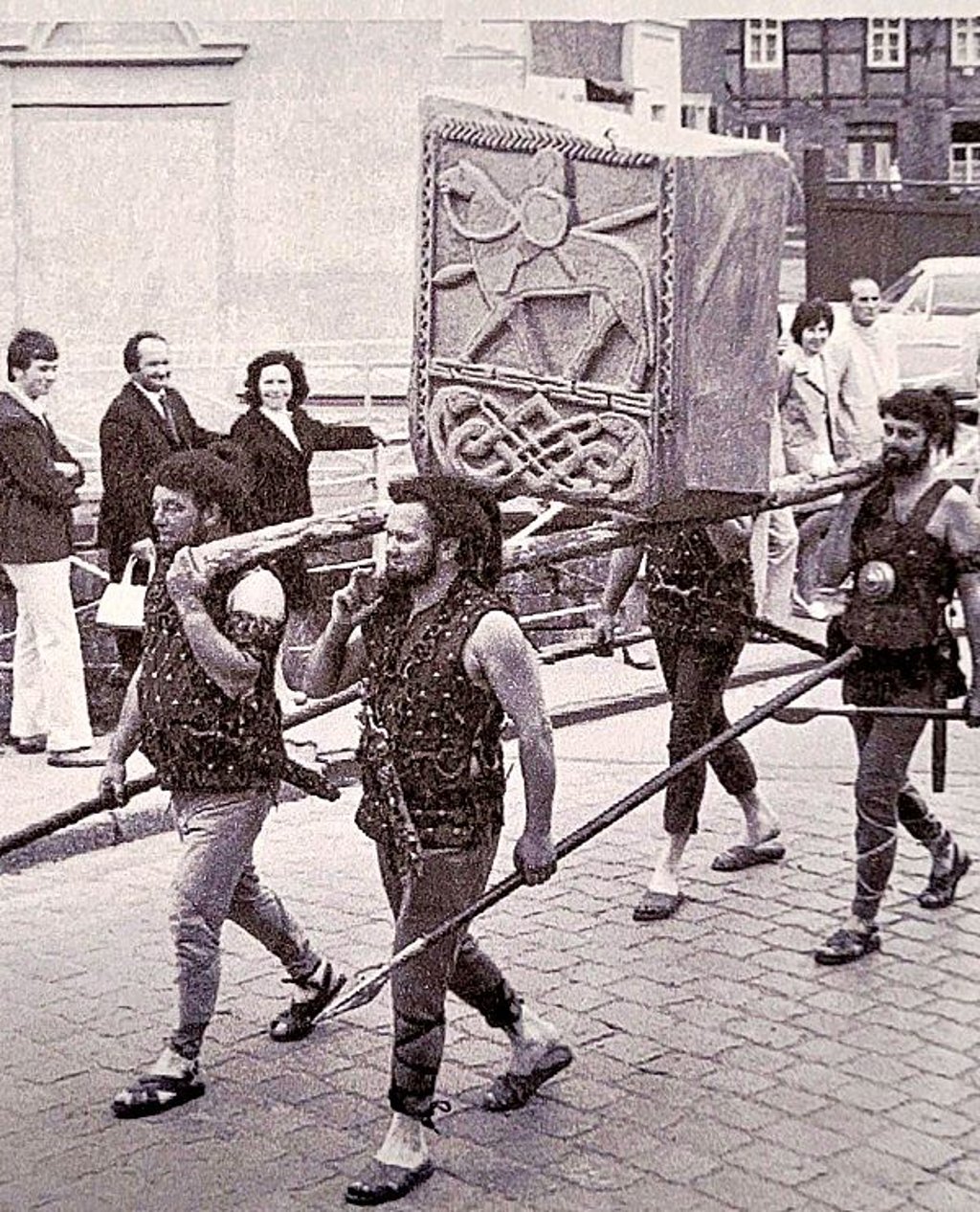 Die Replik des Reitersteins wird im Jahr 1972 zur 900-Jahrfeier durch Hornhausen getragen.