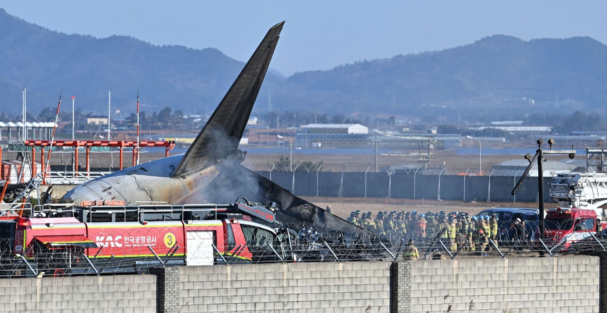 Luftverkehr Retter Vermutlich 179 Tote bei Flugzeugunglück in Südkorea