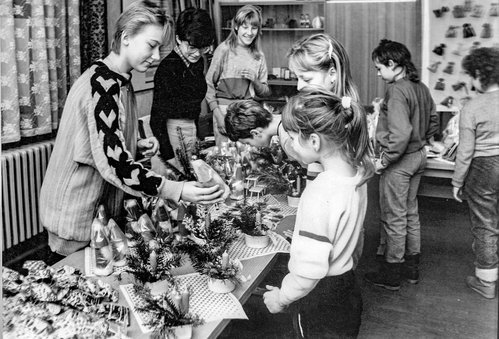 Die im Dezember 1989 im Pionierhaus angebotenen dekorativen Weihnachtsbasteilen konnten sich hinsichtlich ihrer Qualität sehen lassen.