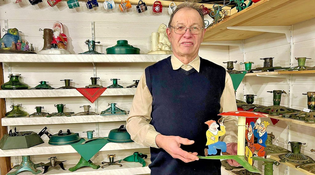 Unter dem Dach der Kirche Nempitz hat Thomas Jahn seine Christbaumständer-Ausstellung aufgebaut. Mehr als 250 Exemplare umfasst sie.