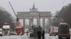 Am Brandenburger Tor laufen die Aufbauarbeiten für die Silvesterparty (Foto aktuell).