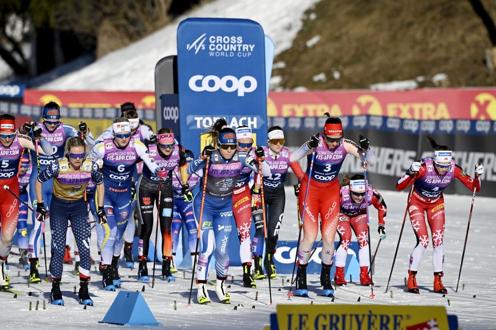 Jessica Diggins (vorn links), hier beim Start, gewann bereits die zweite Etappe der Tour de Ski.