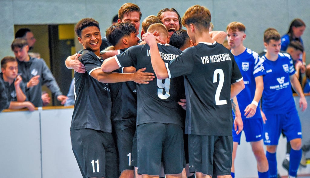 Der VfB Merseburg setzte sich im Finale des Fußball-Hallen-Turniers um den Mitternachtspokal gegen TSV Leuna durch.