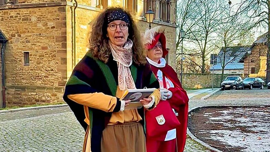 Der Stiftshauptmann und das Marktweib alias Angela (r.) und Ilka Biemann luden zur letzten Stadtführung 2024 durch Merseburg ein.