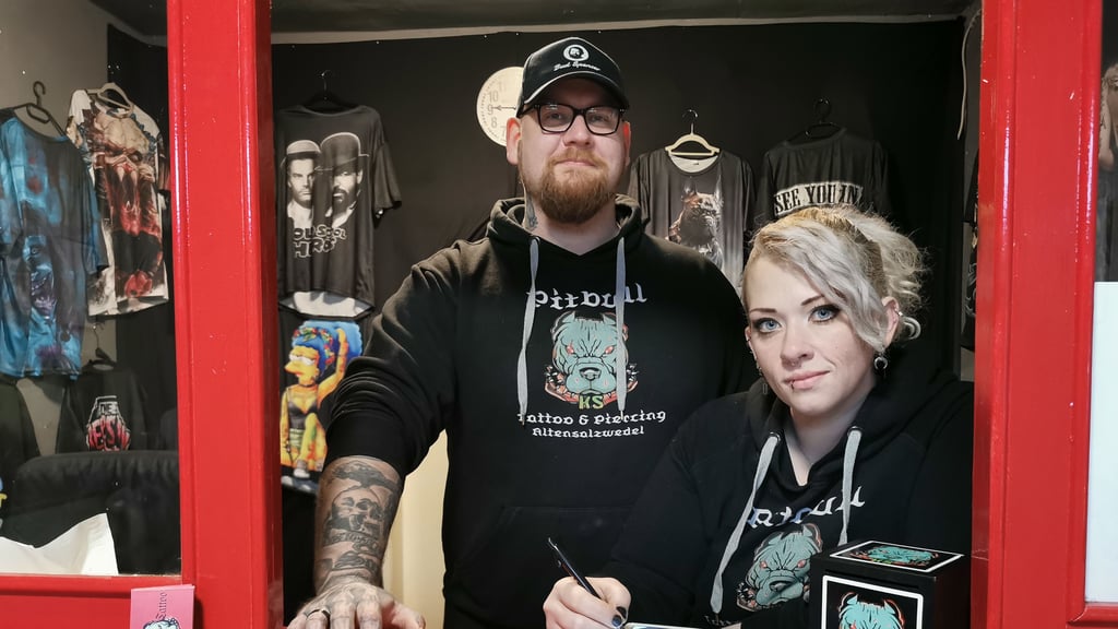 Sonja und Kai Fischer haben aus dem Gasthof Schulz im winzigen Dorf Altensalzwedel ein Tattoostudio gemacht.