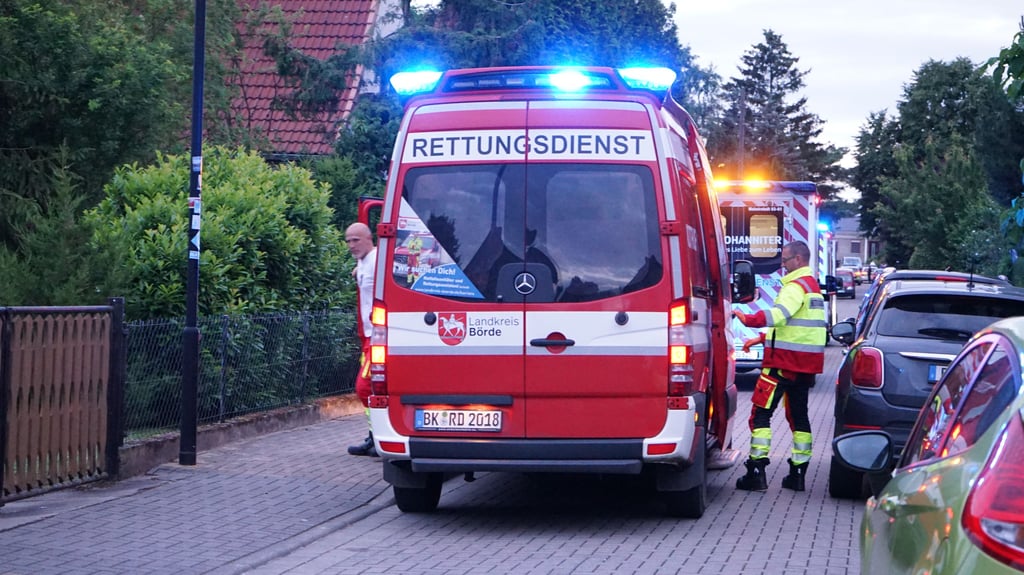 Rettungskräfte, Polizei und Feuerwehr waren nach der Messerattacke im Genossenschaftsweg zur Stelle.