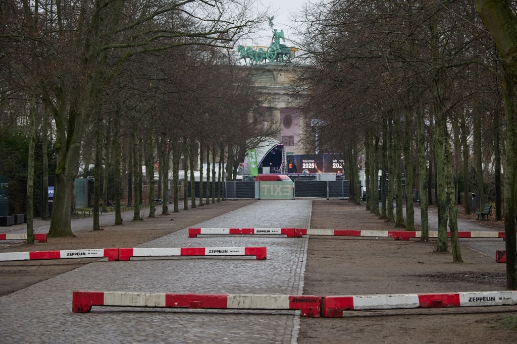 Fahrzeugsperren sind für die Silvesterparty am Brandenburger Tor aufgestellt worden.