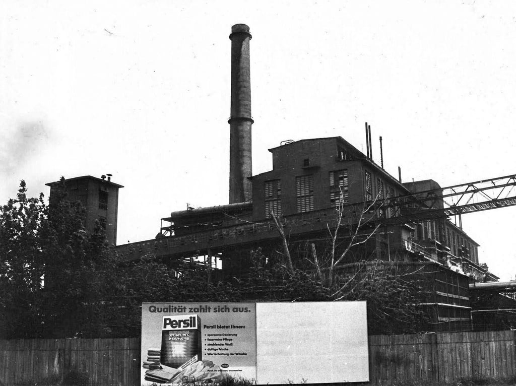Das Alte und das Neue: Westwerbung vor der alten Karbidfabrik in Buna.