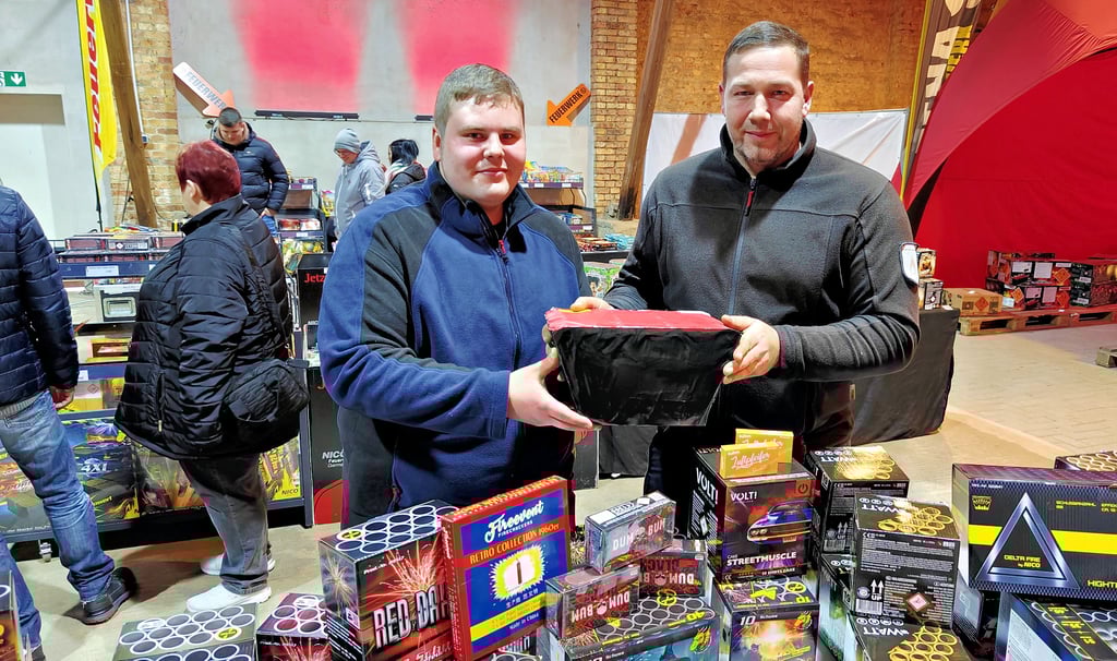 „Zünd-idee“-Chef Björn Körber (r.) holt für Florian Riehl eine Fächerbatterie aus der Verpackung. Der Shop in Rödgen hat nur drei Tage geöffnet.