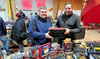 „Zünd-idee“-Chef Björn Körber (r.) holt für Florian Riehl eine Fächerbatterie aus der Verpackung. Der Shop in Rödgen hat nur drei Tage geöffnet.