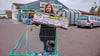 Zoe und Andy Hänsch kaufen Feuerwerk im „Wreesmann“-Discounter in Gräfenhainichen. Vor allem Zoe freut sich schon aufs „Knallen“.  