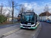 Hier steht ein Bus der Linie 56 abfahrbereit am Pechauer Platz in Magdeburg-Cracau. 