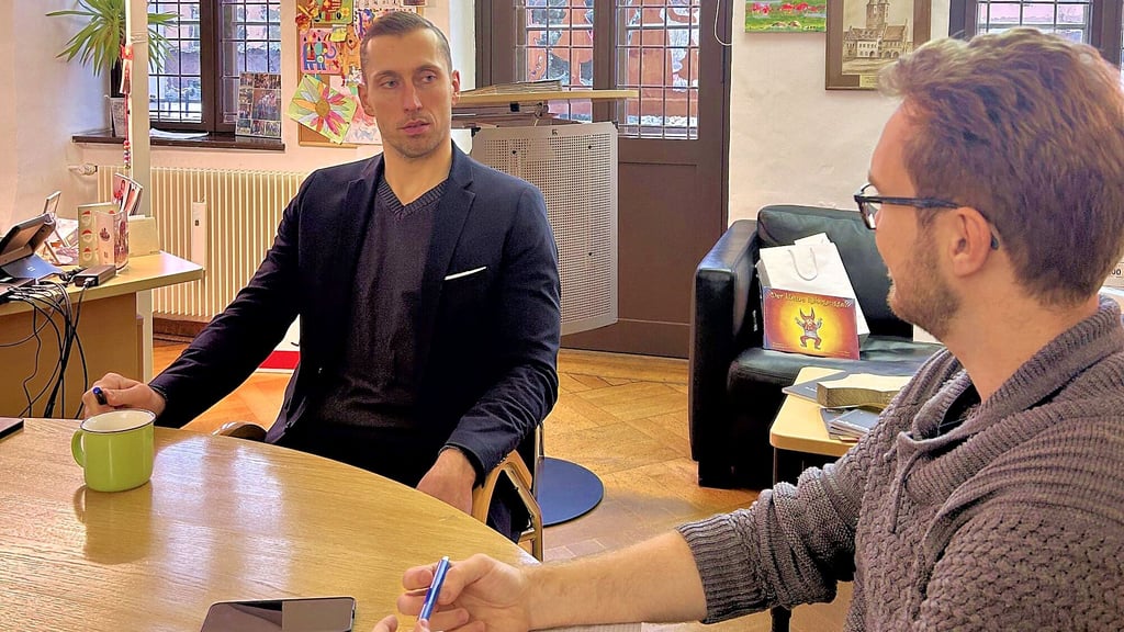 Volksstimme-Reporter Mike Kahnert im Interview mit Stendals Oberbürgermeister Bastian Sieler.