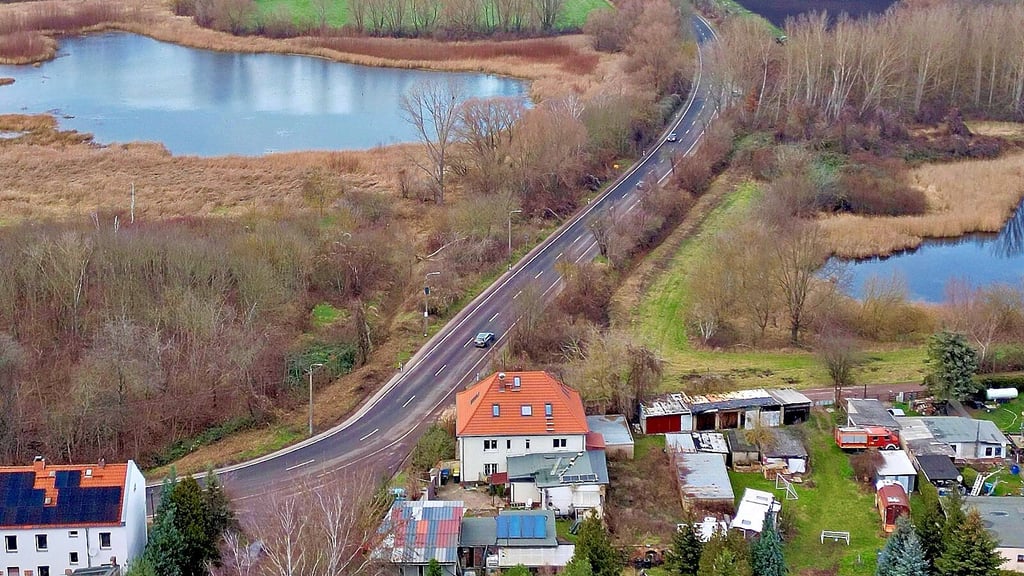 Die Landesstraße zwischen der Frohen Zukunft und Oppin – hier mit den Posthornteichen – ist zwar neu. Ein Radweg fehlt aber nach wie vor.