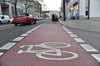 Blick auf ein Fahrradsymbol. Von hier aus geht es für Radfahrer ohne Schutzstreifen auf der Fahrbahn weiter bis zur nächsten Kreuzung. 