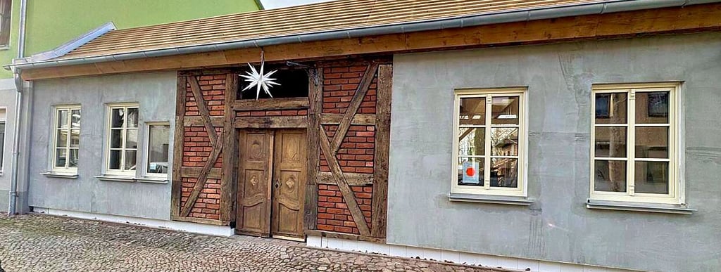 Der Neubau mit dem historischen Portal des Gasthofes „Prinz von Anhalt“,