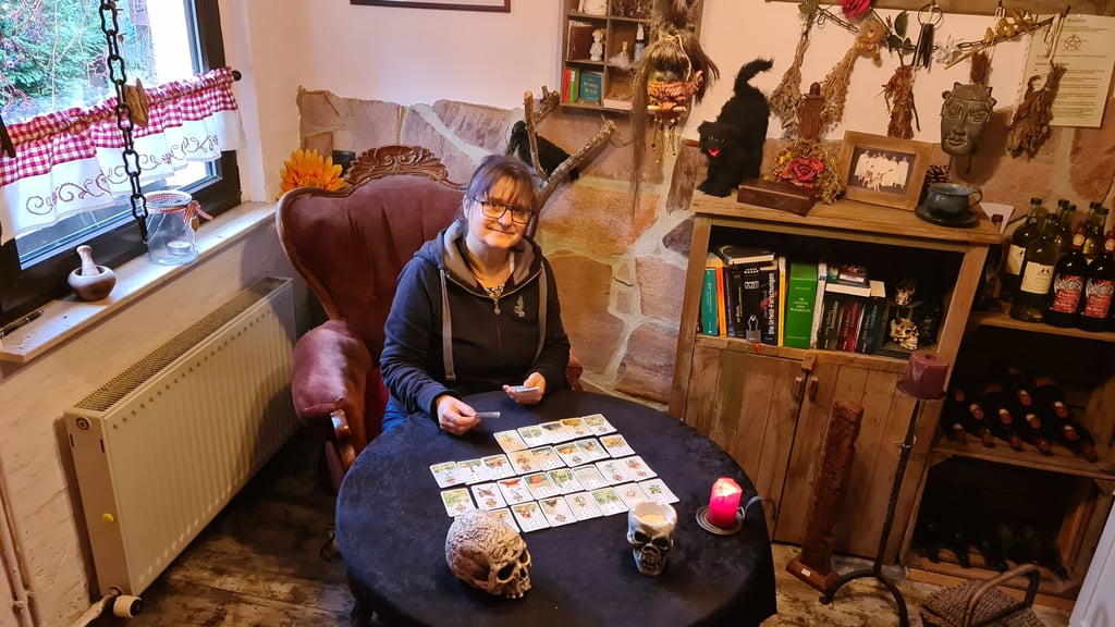 Kartenlegerin Harzhexe Corinna Mertsch bei der Arbeit.