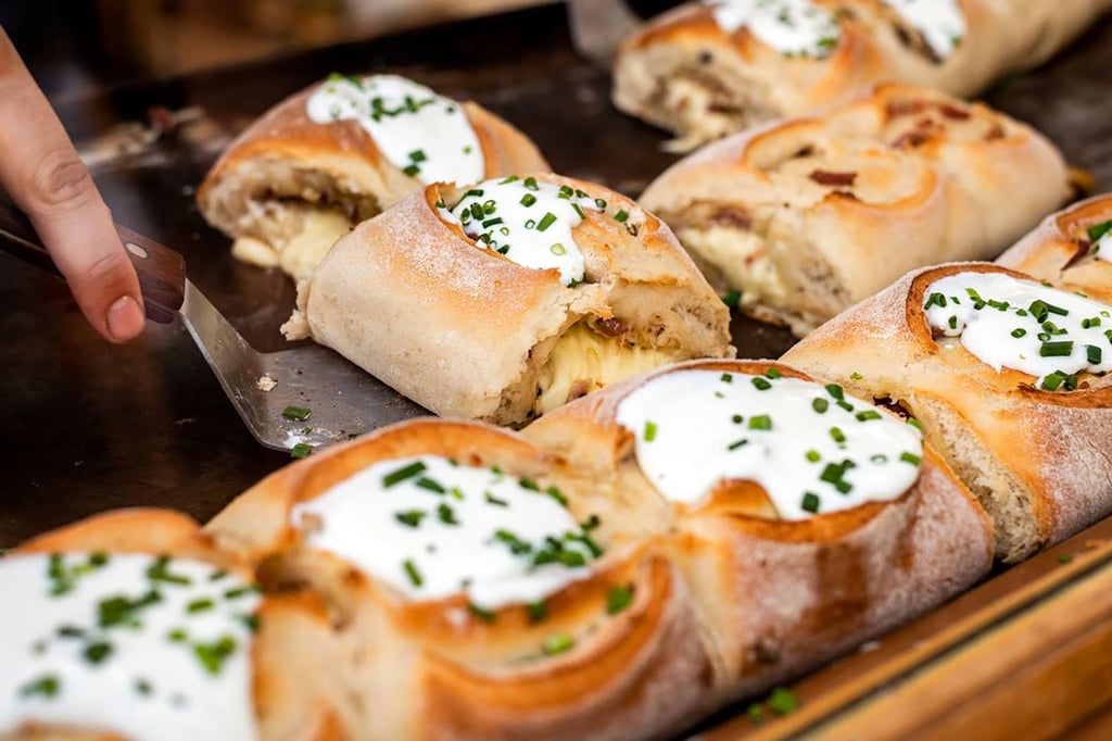Krönendes Topping auf einem deftigen Handbrot ist eine Mischung aus Quark oder Schmand mit Schnittlauchröllchen.
