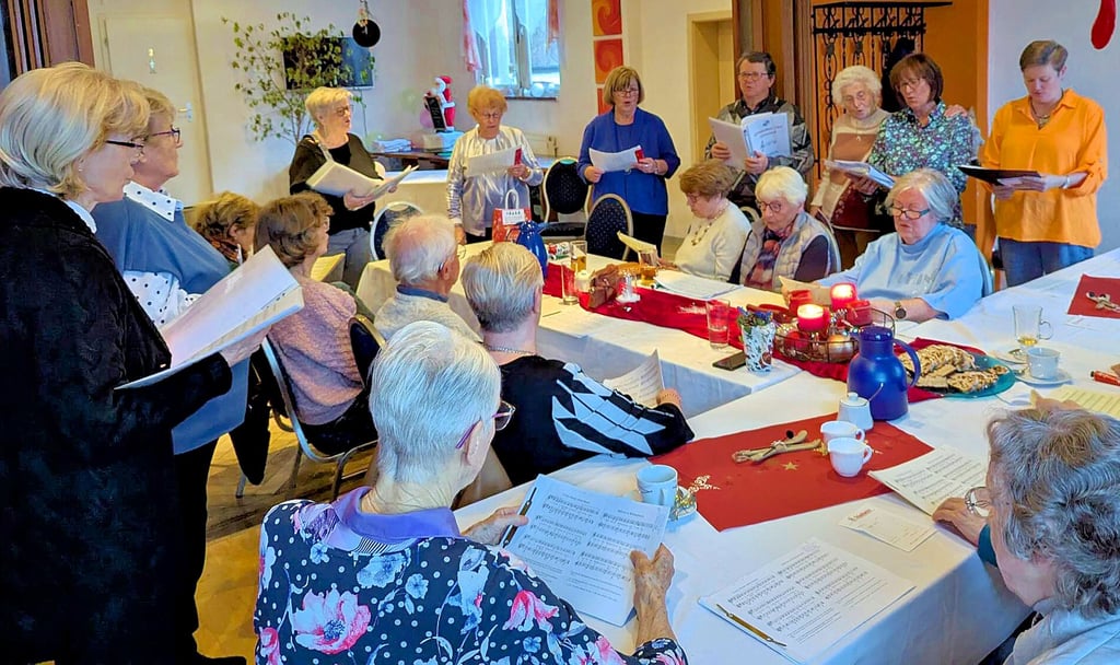 Zu ihrer Weihnachtsfeier hatten die Mitglieder der Ortsgruppe der Volkssolidarität Besuch vom Gemischten Chor Gerwisch. Gemeinsam wurden beliebte Weihnachtslieder gesungen.