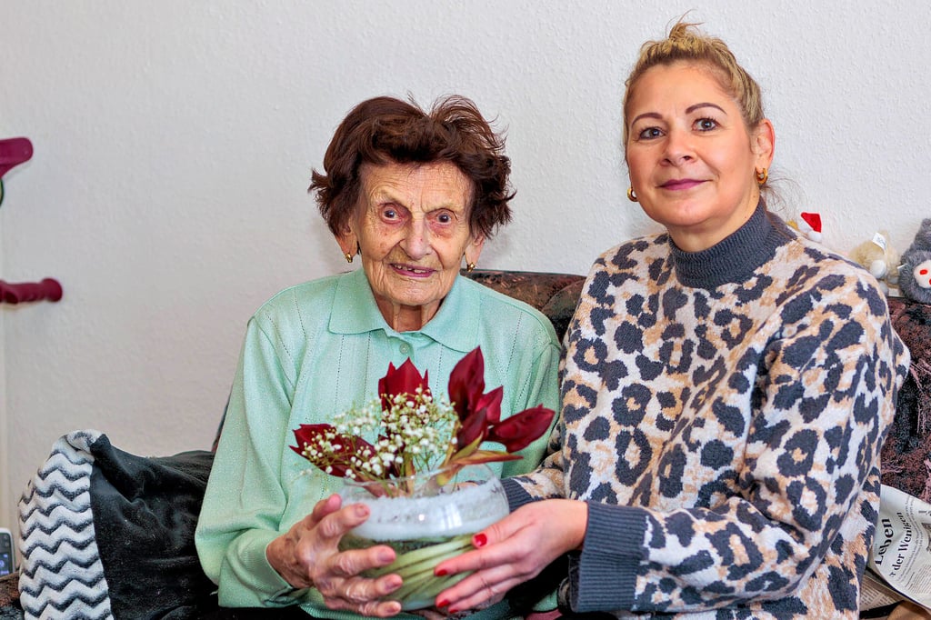 Lucie Schilling feierte am Montag ihren 104. Geburtstag. Anja Brunn von der Wohnungsbaugesellschaft Zeitz gehörte zu den Gratulanten und überbrachte eine Blumenschale.
