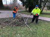 Die Beseitigung von Sturmschäden im Teuchern Stadtpark, die hier von Mitarbeitern des Bauhofs durchgeführt werden, könnten auch von Asylbewerbern übernommen werden.