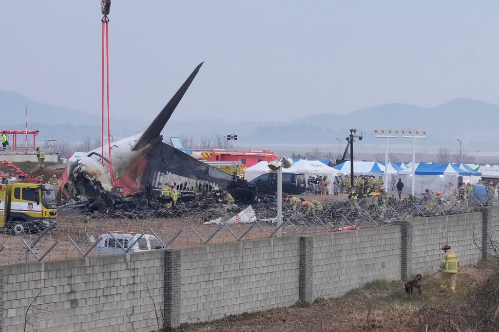 Die Maschine von Jeju Air zerschellte am Ende der Landebahn.