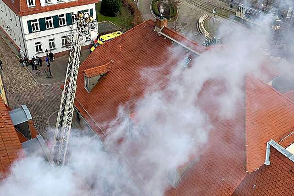 Zu einem Brand eines Schornsteines in der Naumburger Jakobsgasse rückte die Feuerwehr am Montag aus.