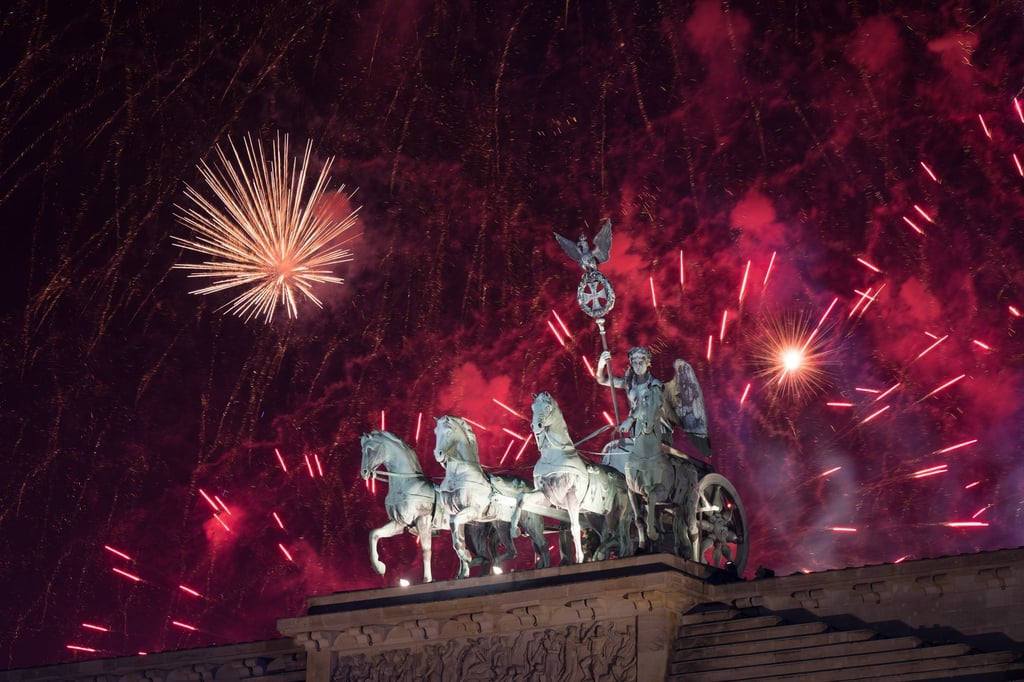Feuerwerk zum Jahreswechsel 2023/24 am Brandenburger Tor in Berlin. (Archivbild)
