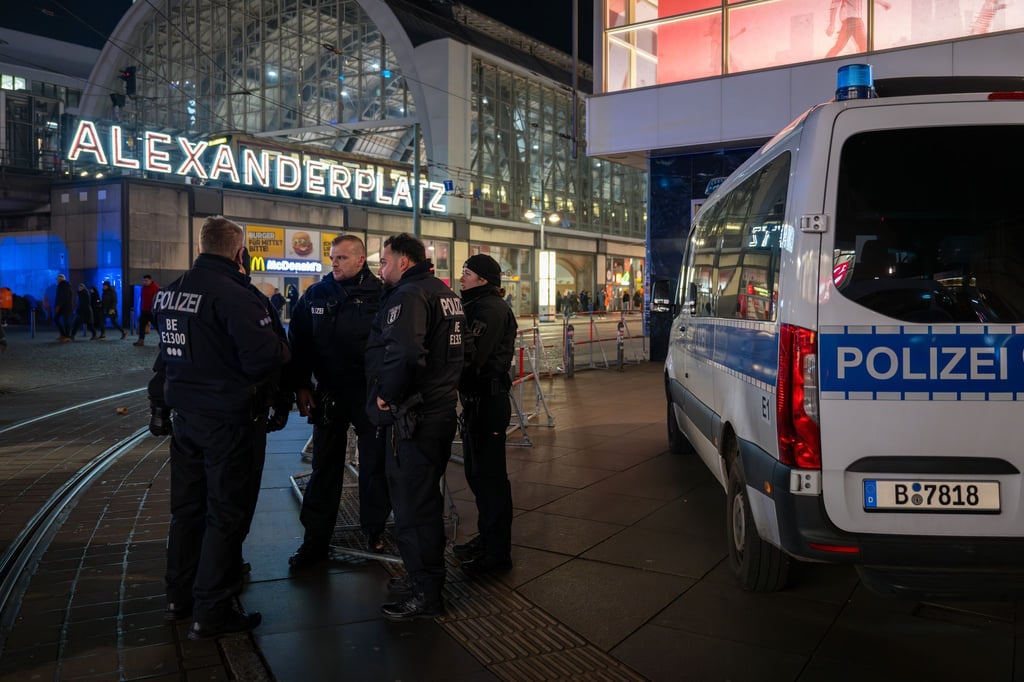 Innerhalb der Verbotszonen - etwa am Alexanderplatz - blieb es laut Polizei zunächst ruhig. (Foto aktuell)