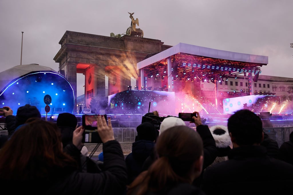 Die große Silvestershow am Brandenburger Tor soll am Abend steigen (Archivbild)