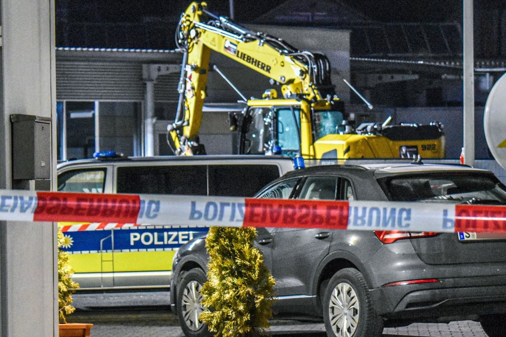 Der Bagger hat eine Schneise der Verwüstung hinterlassen.