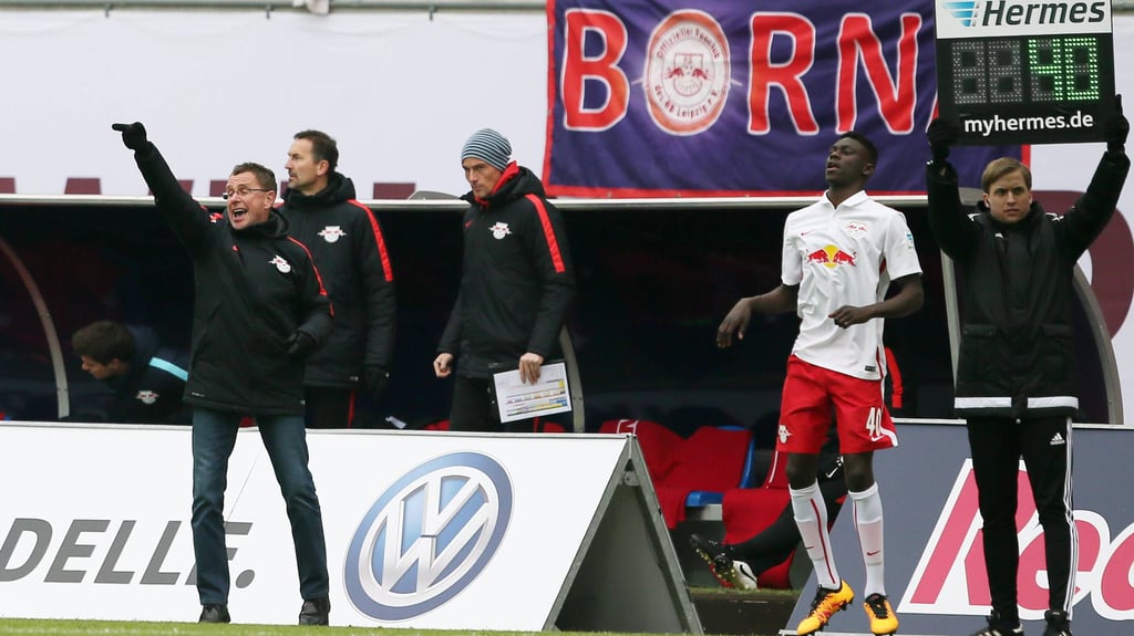 Cheftrainer Ralf Rangnick (l.) bei der Einwechslung von Idrissa Toure im März 2016.
