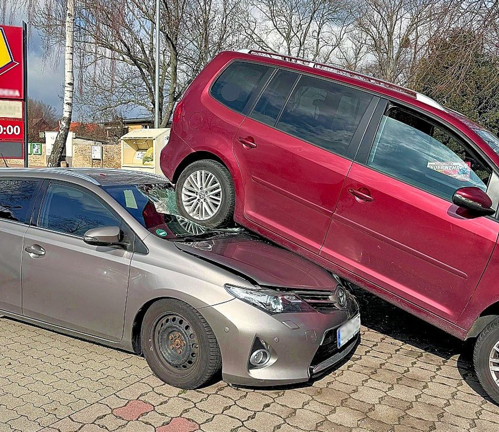 Ein ziemlich schräges Parkmanöver in Thale lässt Beamte staunen.