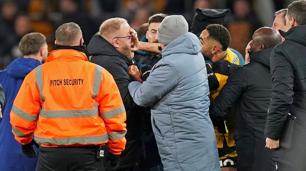 Matheus Cunha, Stürmer des FC Wolverhampton Wanderers, schubst ein Mitglied des Ipswich-Staffs.