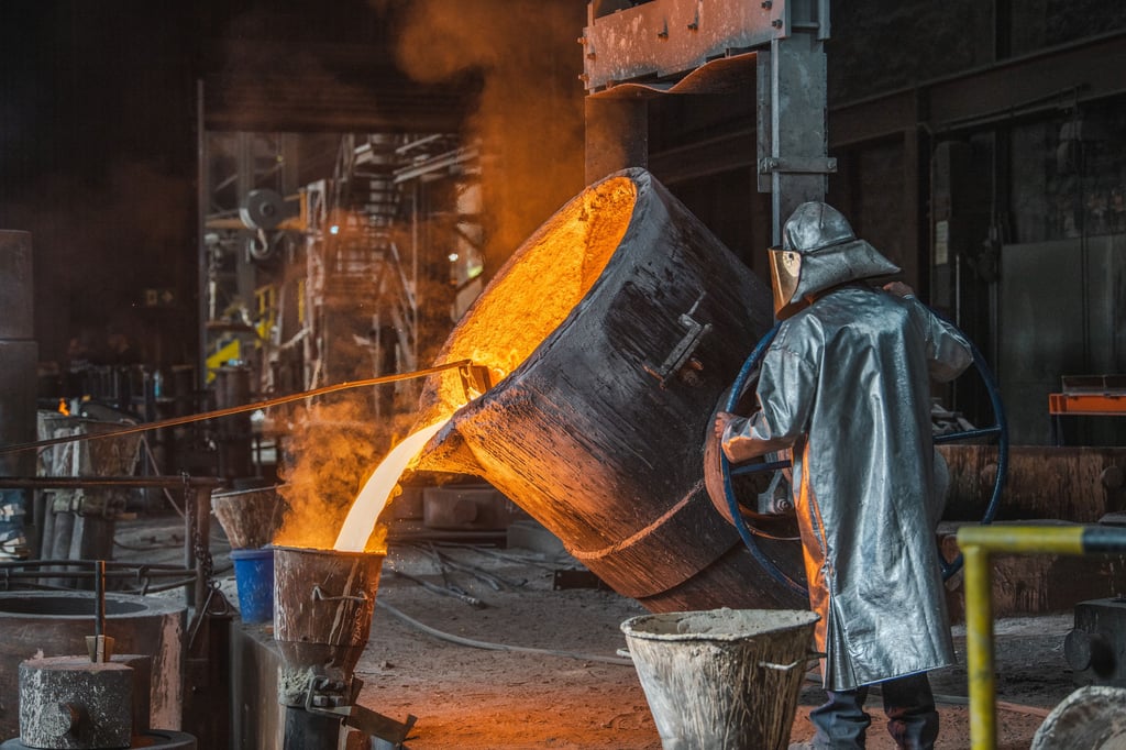 Abstich in der Walzengießerei und Hartgusswerk Quedlinburg GmbH. Der Schmelzofen wird elektrisch betrieben.