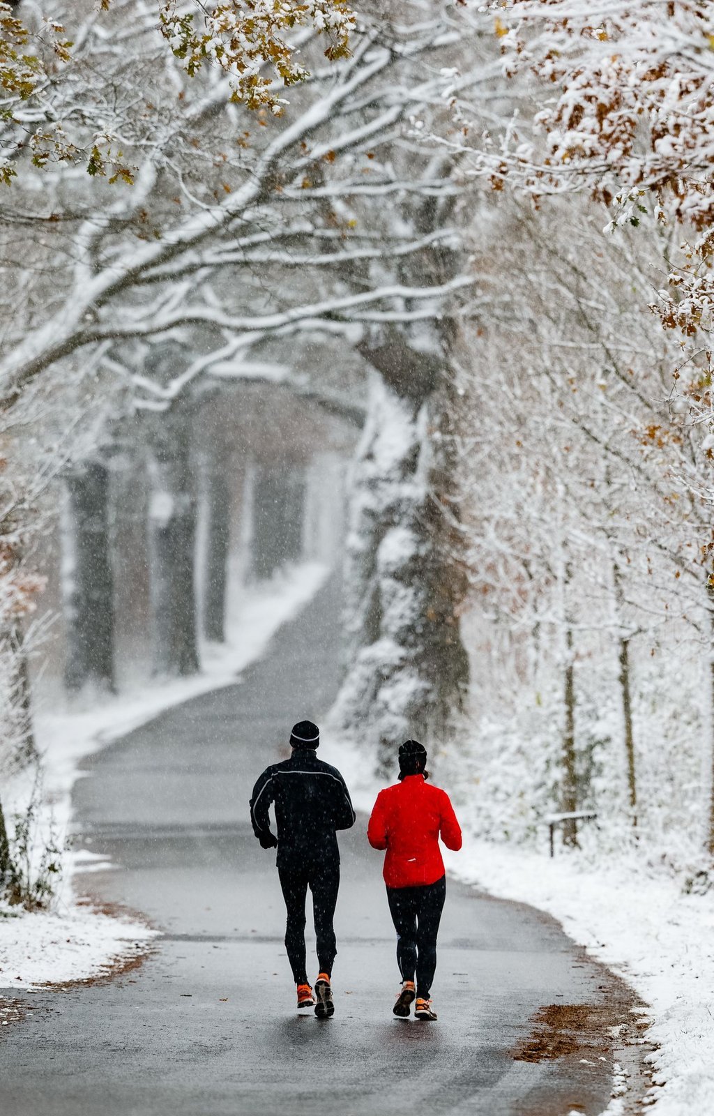 Jeden Samstag eine große Runde laufen: Wenn Sporteinheiten zur festen Gewohnheit geworden sind, fällt es mit der Zeit immer leichter, sich aufzuraffen - auch im Winter.