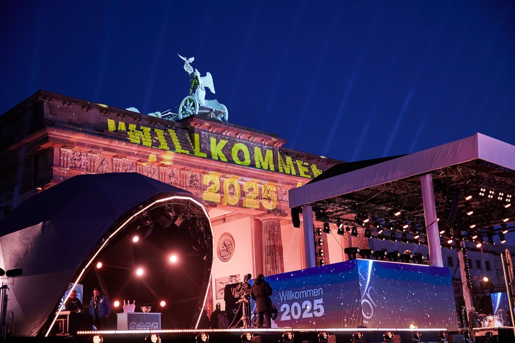 Die große Silvestershow am Brandenburger Tor soll am Abend steigen.