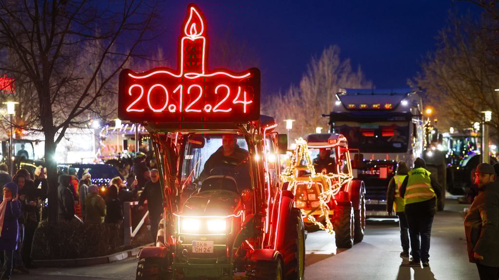 Die Lichterdekoration erinnert an den Anschlag vom 20. Dezember auf den Magdeburger Weihnachtsmarkt.