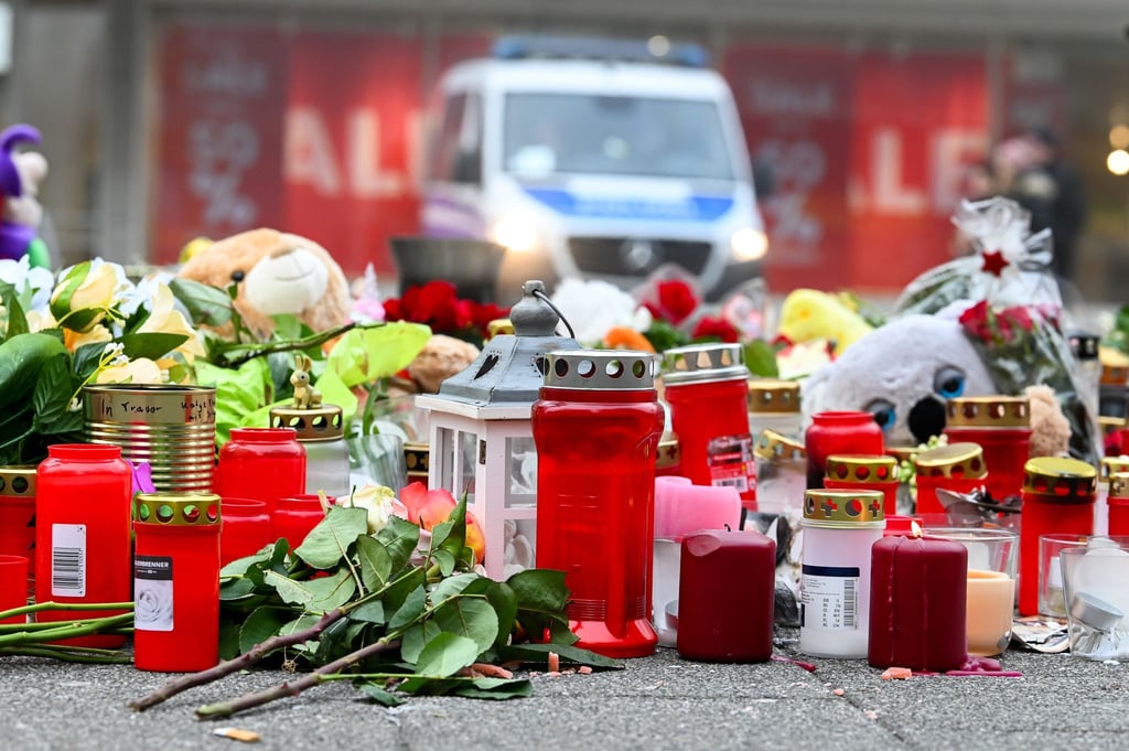 Beim Anschlag auf den Weihnachtsmarkt Magdeburg starben kurz vor Weihnachten fünf Menschen, darunter ein neun Jahre alter Junge. Seine Eltern klagen nun die Behörden an. Sie fühlen sich im Stich gelassen.