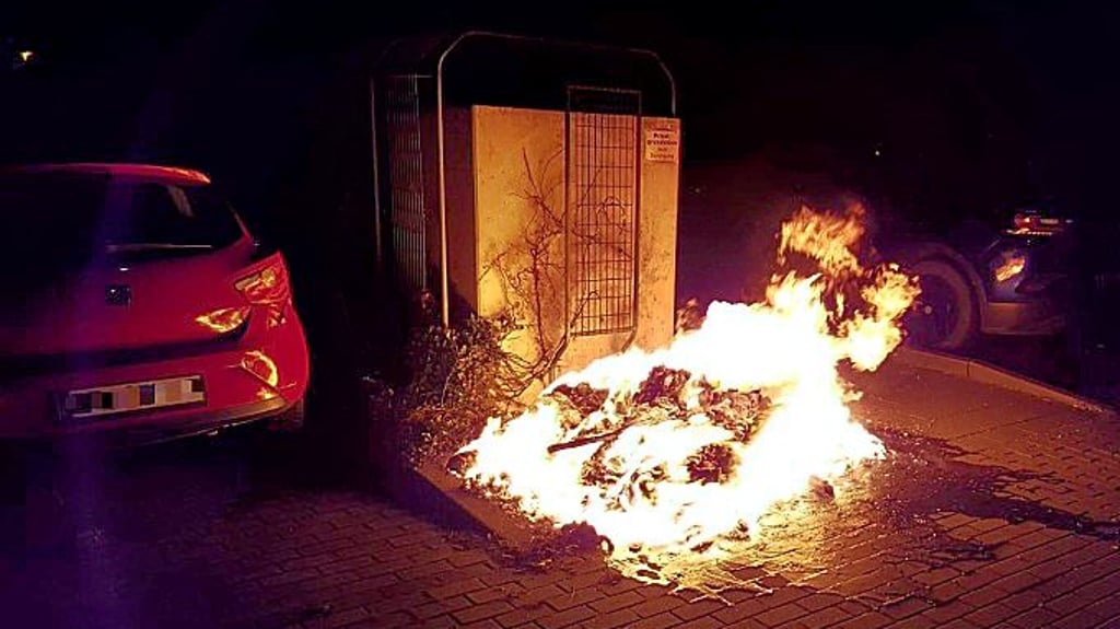 Durch die Hitze eines Containerbrandes an der Bernburger Tolstoiallee wurden auch zwei Autos beschädigt.