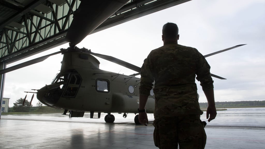 Mit dem Transporthubschrauber  Chinook erfährt der Standort Holzdorf einen großen  Zuwachs an Personal, Material und militärischer Befähigung.